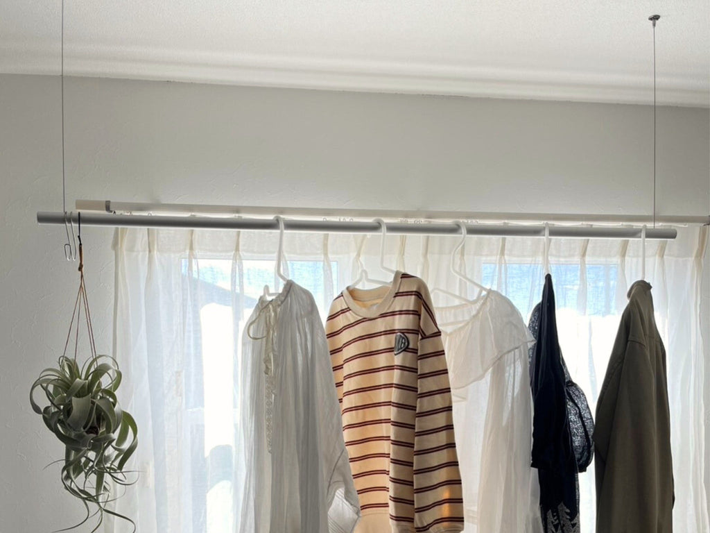 ハンガーバーを使って洗濯物を室内に干している様子