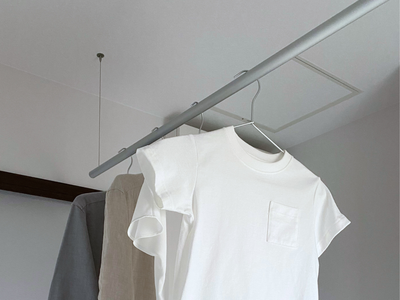 生活感ゼロに！天井吊り＆ワイヤーの洗濯物干しで作るおしゃれな室内干し空間