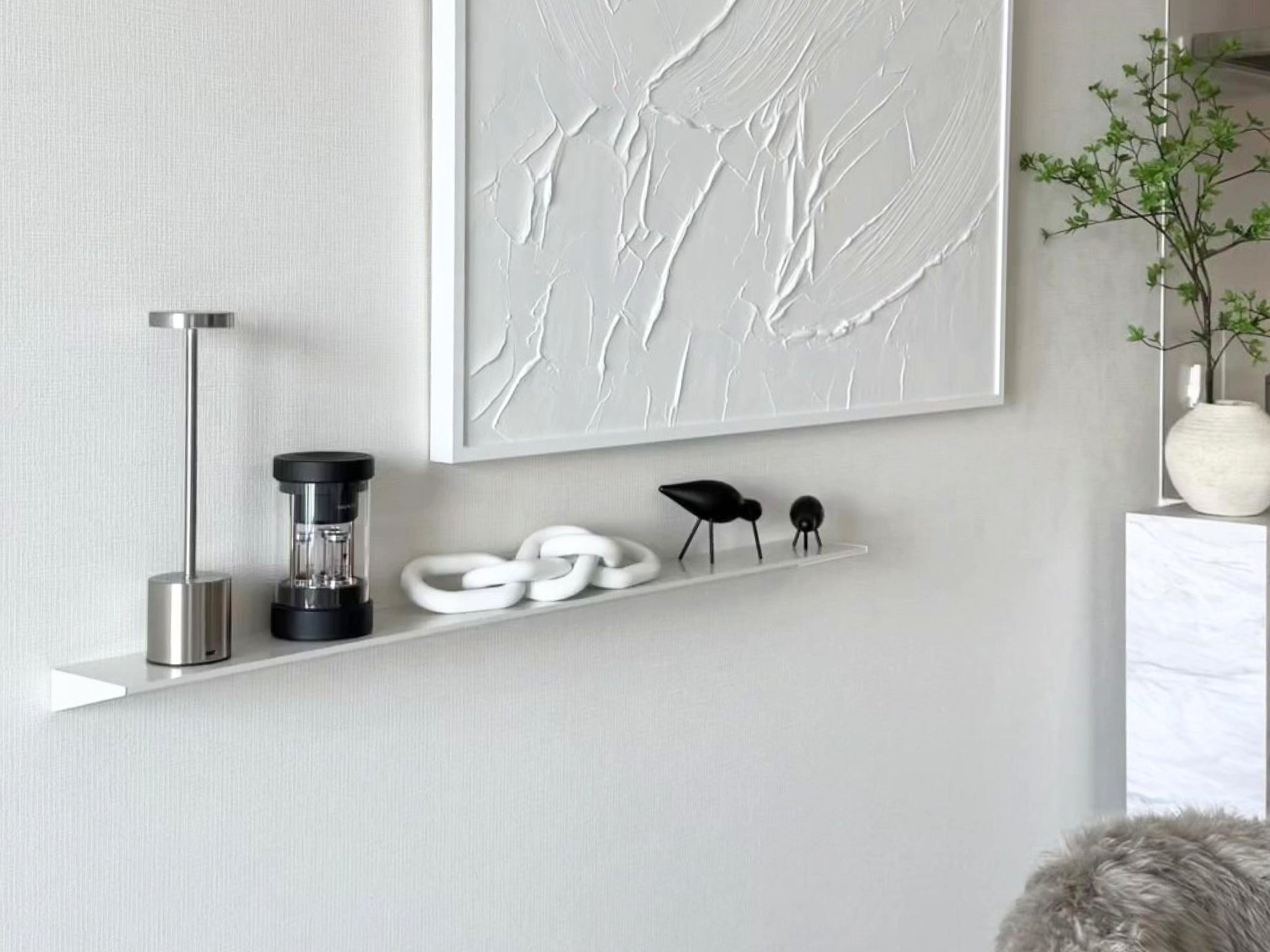 リビングに飾られたウォールシェルフ