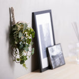 壁にかけて飾ることができます