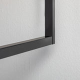 接合部の隙間を最小限に抑えたシームレスデザイン。ハンガーなどによる傷を防止する樹脂カバー付き