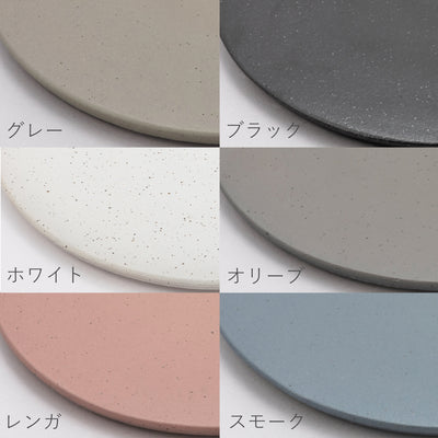風合いのあるマットな仕上がりと、表面の黒点が独特の温かみを生み出します