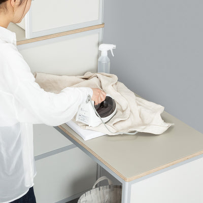 ちょっとした作業に使える、便利なカウンター※アイロンは必ずアイロン台の上で使用してください