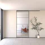 エントランス使用イメージ／横桟デザイン／フレーム：ブラック／引手：ブラック／ガラス：クリア