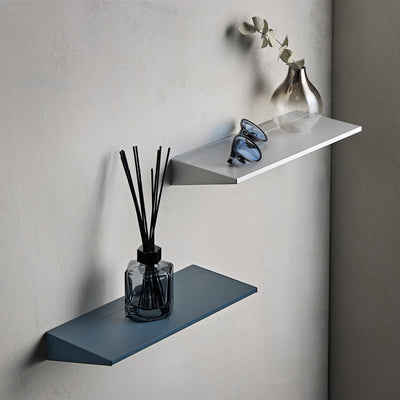 小物置きやディスプレイ棚として使え、色違いの組み合わせも楽しめます