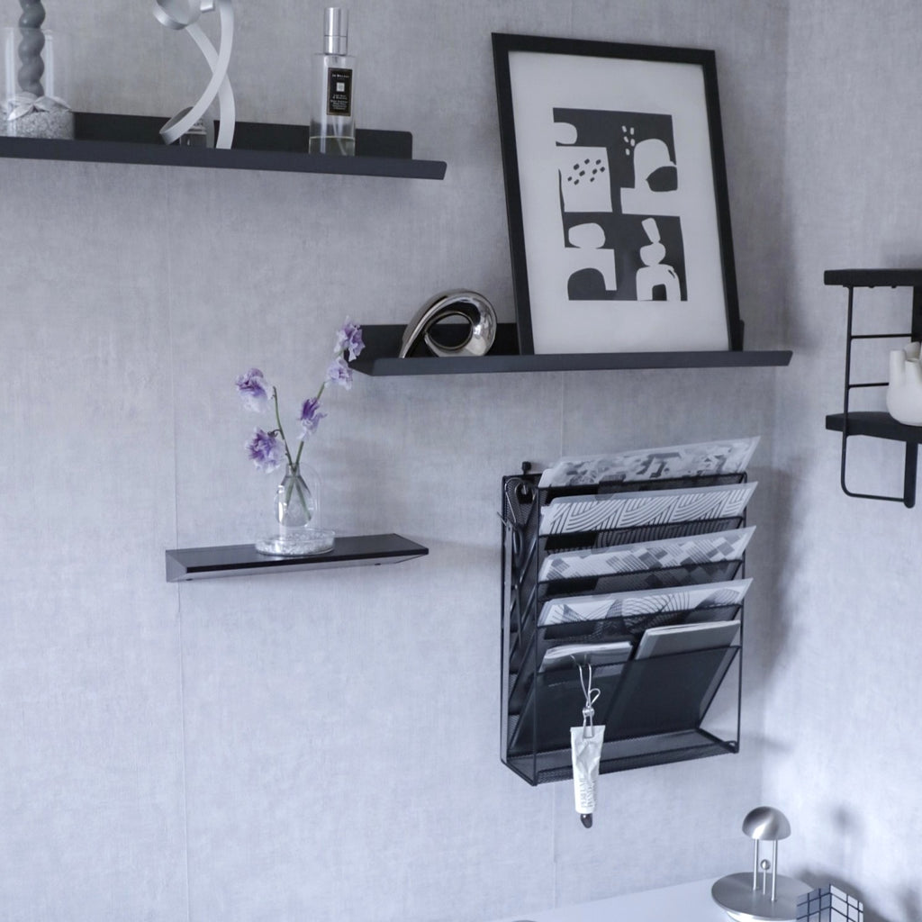 ブラックのウォールシェルフの活用シーン