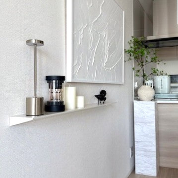 ホワイトのウォールシェルフの活用シーン