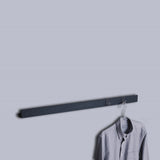 使用例　市販のフックを使うと、ハンガーをかけることができます